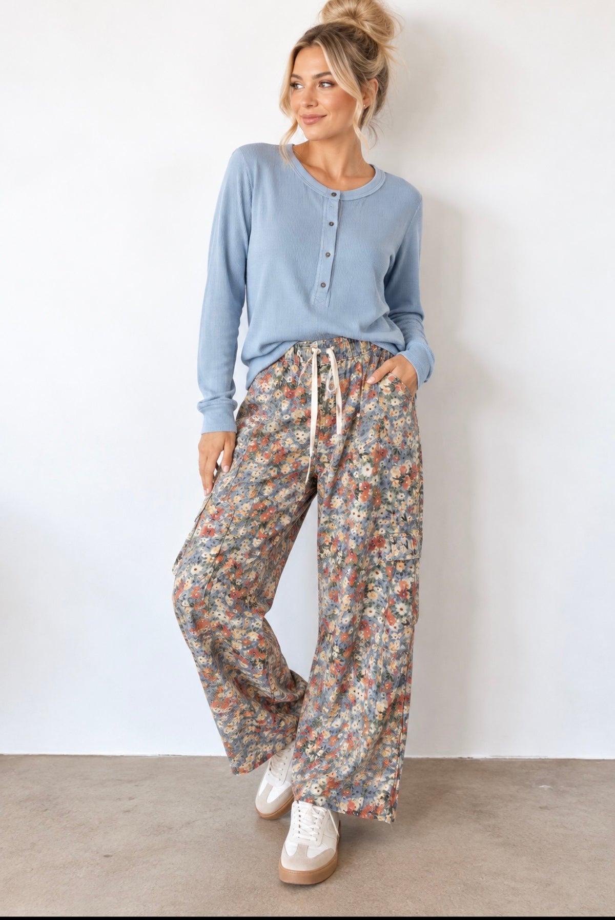 WOMEN FLORAL WIDE LEG PULL ON PANTS WITH CARGO POCKETS