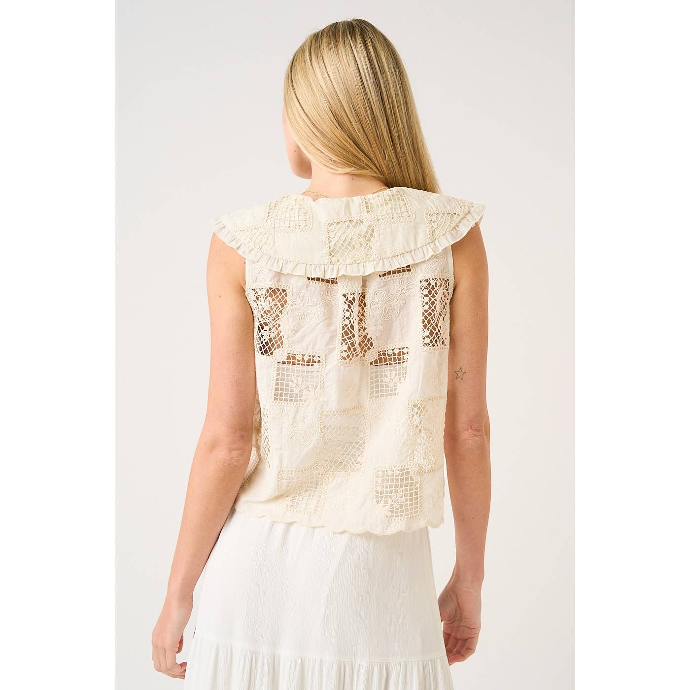 LACE PATCH PETER PAN COLLAR SLEEVELESS TOP