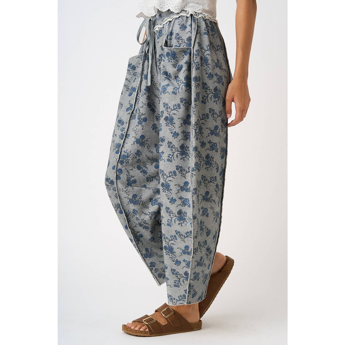 BLUE FLORAL PRINT SEAM DETAIL PULL ON BARREL PANTS
