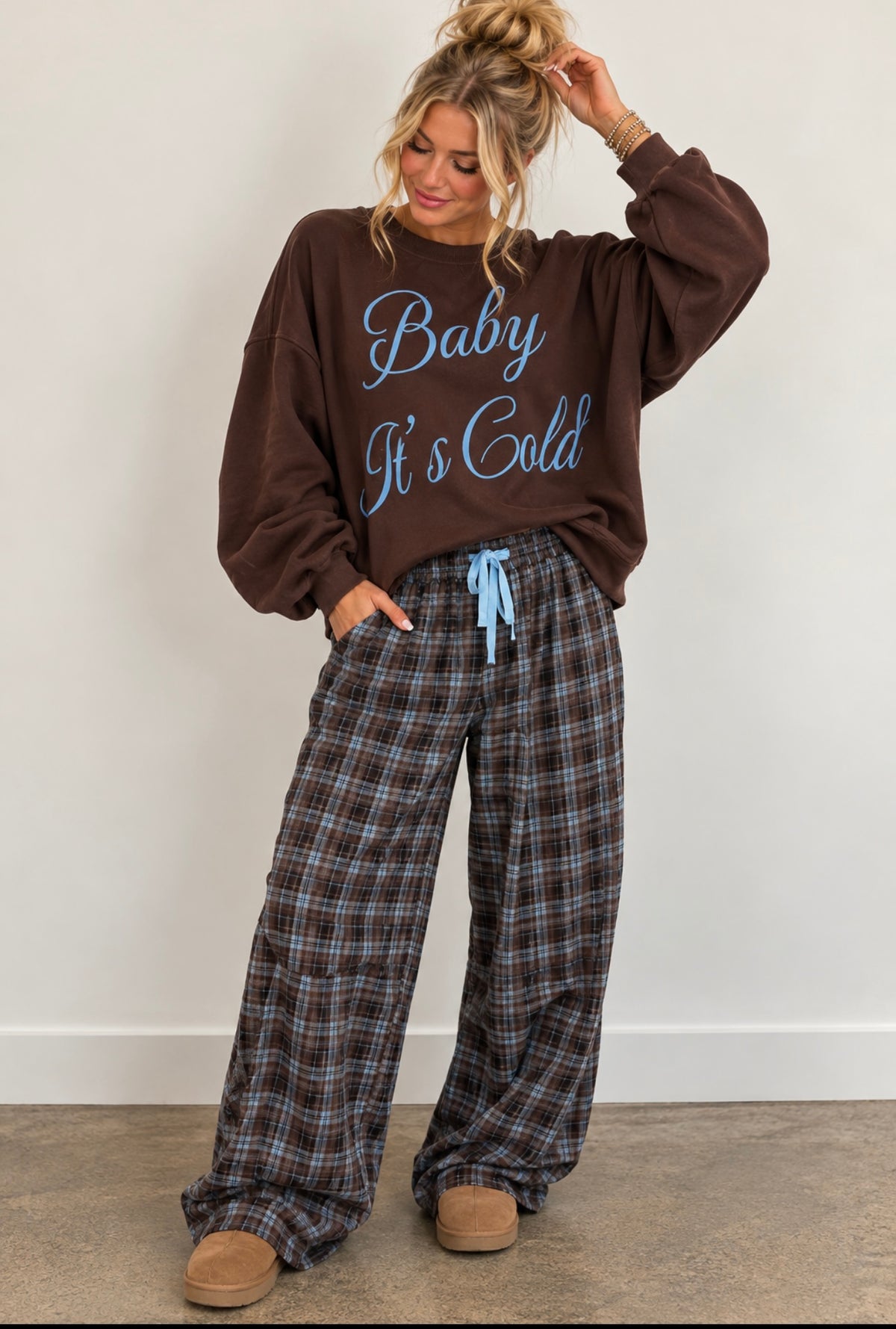 "BABY IT'S COLD" PRINTED OVERSIZED SWEATSHIRT